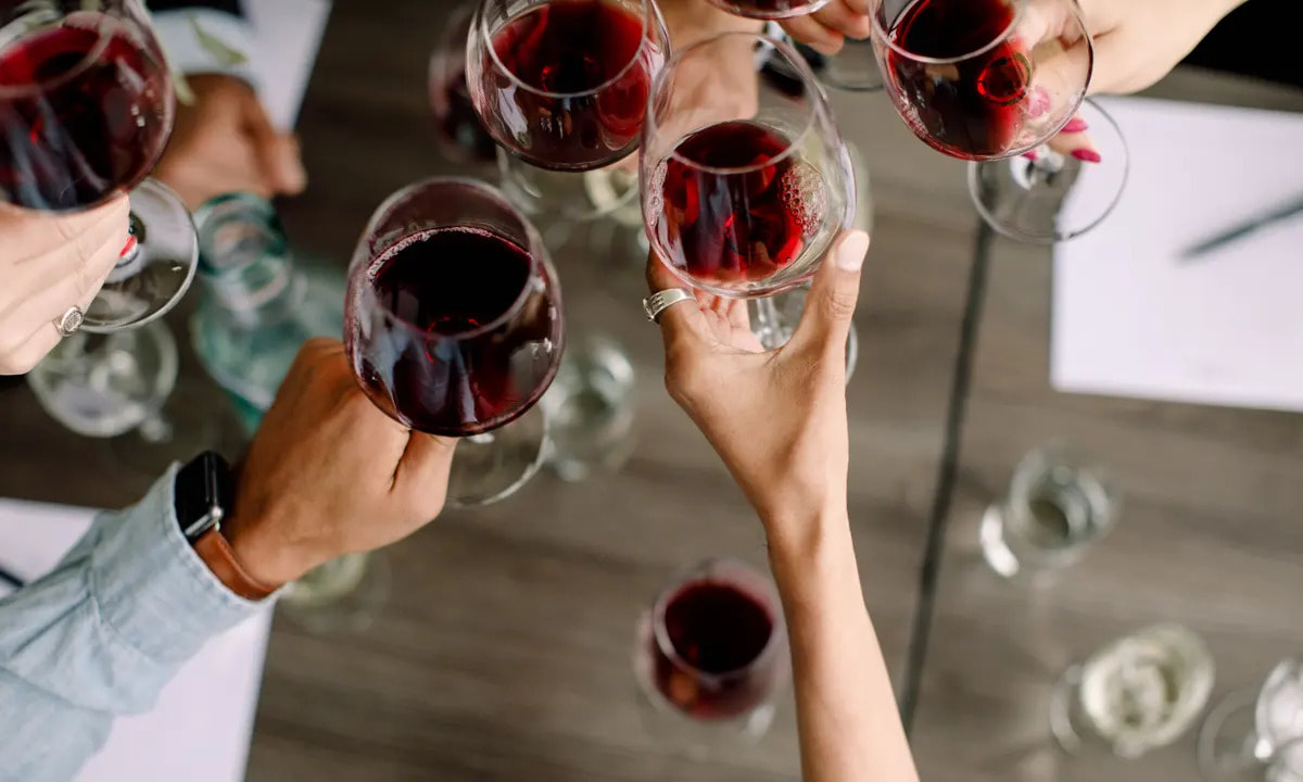 Rượu giúp gắn kết các mối quan hệ trong giới thượng lưu